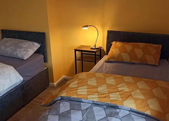 Broxtowe House -3 Bed House Parking Nottingham