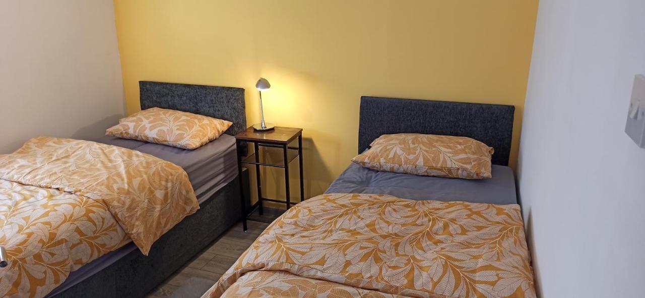 Vakantiehuis Broxtowe House -3 Bed House Parking